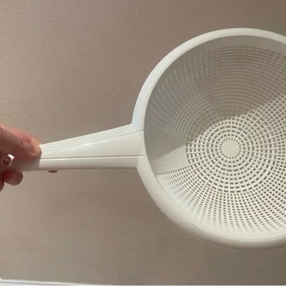 Plastic strainer with handle. - Picture 3 of 4